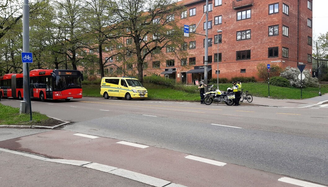 Både politi og ambulanse stilte opp i forbindelse med ulykken. Både politi og ambulanse stilte opp i forbindelse med ulykken.