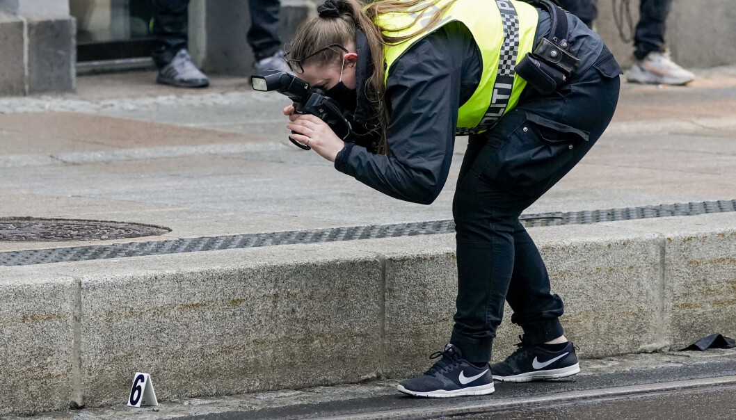Politiet sikrer bevis på stedet. Politiet sikrer bevis på stedet.