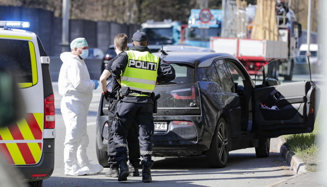 Politi på stedet der 39-åringen, som er siktet for drapet på Fevziye Kaya Sørebø (51) på Frogner i Oslo, ble pågrepet onsdag for to uker siden. Politi på stedet der 39-åringen, som er siktet for drapet på Fevziye Kaya Sørebø (51) på Frogner i Oslo, ble pågrepet onsdag for to uker siden.
