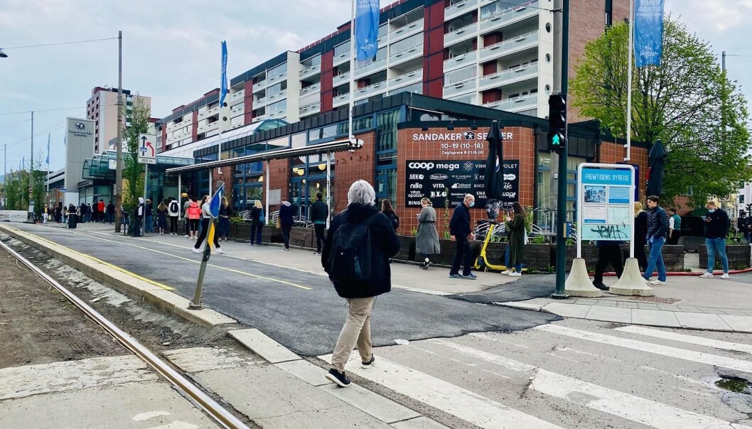 Køen til polet på Sandakersenteret var lang fredag formiddag, men Deichman Torshov sørget for å korte ned ventetiden. Køen til polet på Sandakersenteret var lang fredag formiddag, men Deichman Torshov sørget for å korte ned ventetiden.