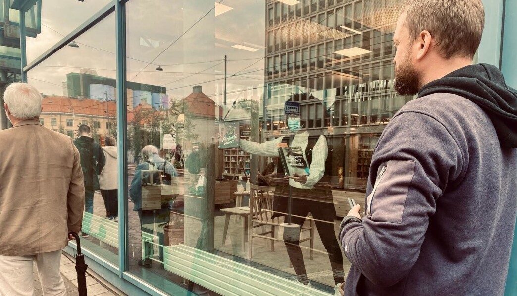 Ansatte prøve først å lokke folk inn i biblioteket innenfra, men gikk etterhvert ut på gaten og delte ut relevant polkølitteratur. Ansatte prøve først å lokke folk inn i biblioteket innenfra, men gikk etterhvert ut på gaten og delte ut relevant polkølitteratur.