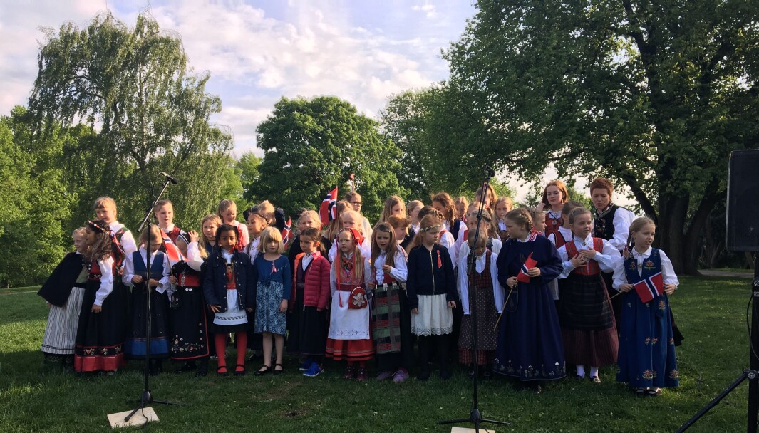 Det er første gang jentekoret er med på et offisielt, nasjonalt arrangement 17. mai. Her synger de i Stensparken. Det er første gang jentekoret er med på et offisielt, nasjonalt arrangement 17. mai. Her synger de i Stensparken.
