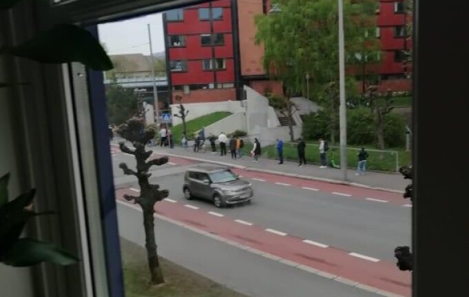 Dette bildet er tatt av en nabo ut av vinduet i Åsengata. Køen gikk rundt hjørnet og hele veien bort til hovedinngangen til Sandakersenteret. Foto: Privat Dette bildet er tatt av en nabo ut av vinduet i Åsengata. Køen gikk rundt hjørnet og hele veien bort til hovedinngangen til Sandakersenteret. Foto: Privat
