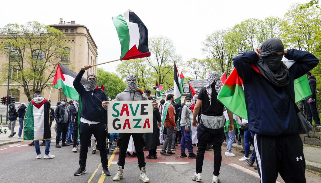 Også fredag var det en markering til støtte for Palestina i Oslo sentrum. Lørdag fant markeringen sted på Eidsvollsplass, og en gruppe beveget seg etterpå til Israels ambassade. Foto: Torstein Bøe / NTB Også fredag var det en markering til støtte for Palestina i Oslo sentrum. Lørdag fant markeringen sted på Eidsvollsplass, og en gruppe beveget seg etterpå til Israels ambassade. Foto: Torstein Bøe / NTB