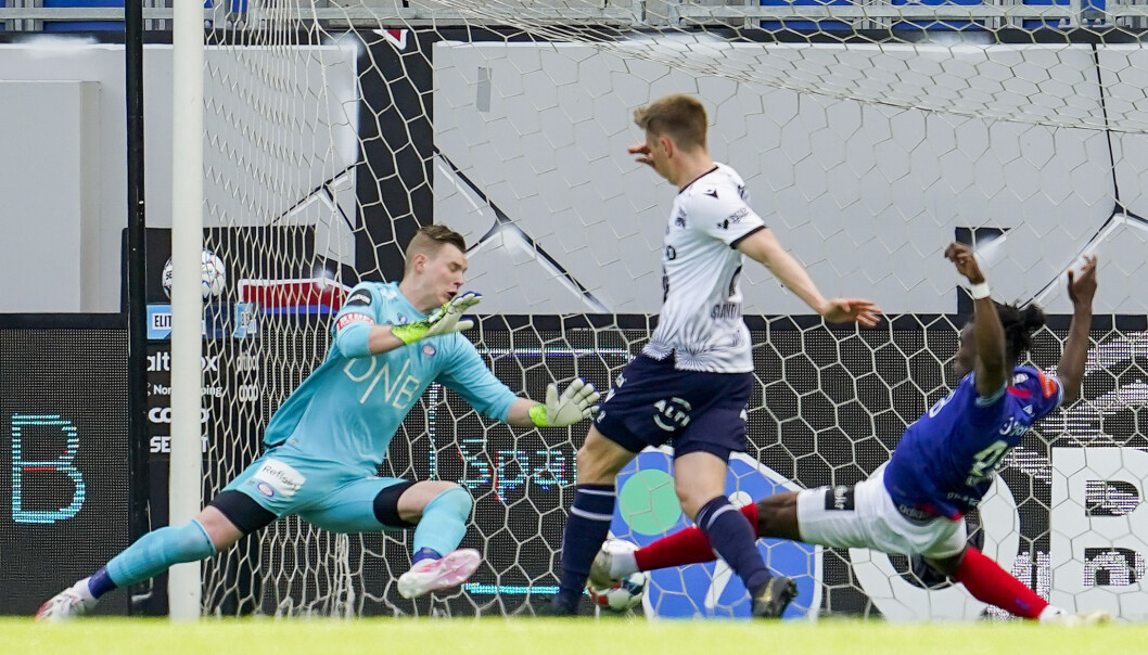Kristiansunds Snorre Strand Nilsen scorer 0-1 målet bak Vålerengas keeper Kristoffer Klaesson under eliteseriekampen i fotball mellom Vålerenga og Kristiansund på Intility Arena. Foto: Torstein Bøe / NTB Kristiansunds Snorre Strand Nilsen scorer 0-1 målet bak Vålerengas keeper Kristoffer Klaesson under eliteseriekampen i fotball mellom Vålerenga og Kristiansund på Intility Arena. Foto: Torstein Bøe / NTB