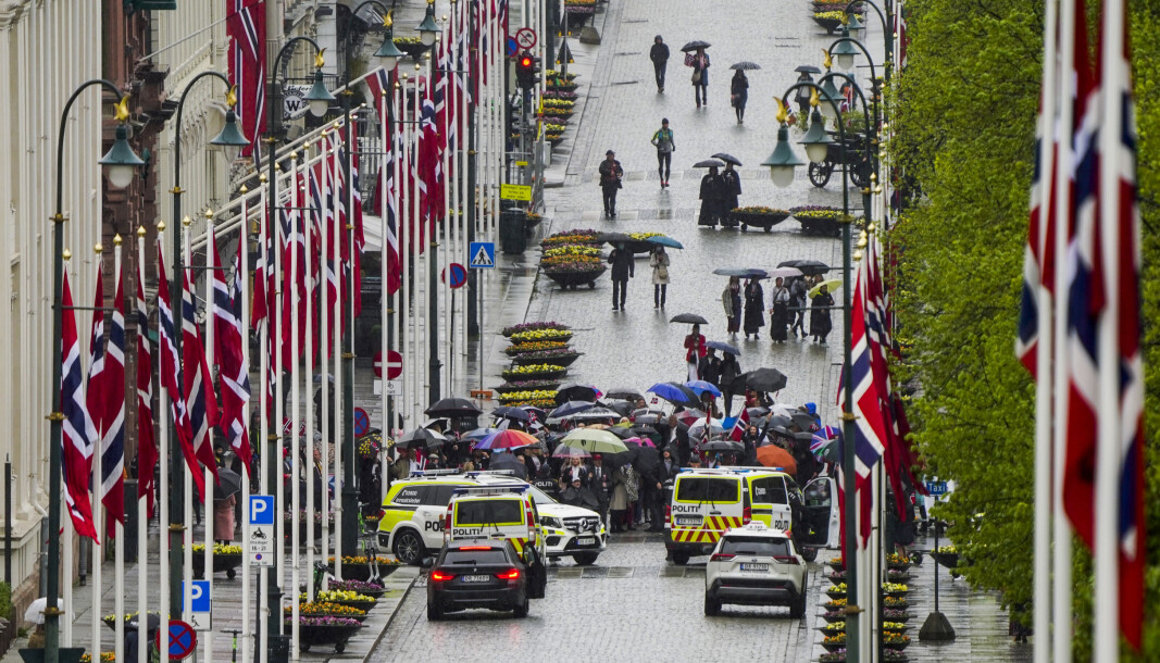 Politiet sperrer av deler av Karl Johans gate. Politiet sperrer av deler av Karl Johans gate.