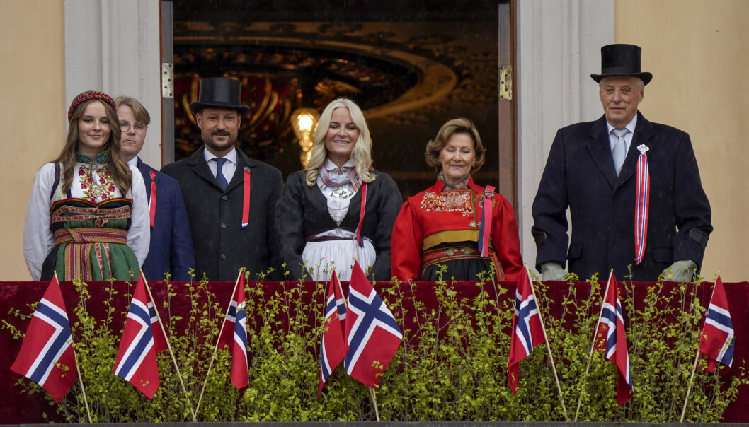 Kong Harald, dronning Sonja, kronprins Haakon, kronprinsesse Mette-Marit, prinsesse Ingrid Alexandra og prins Sverre Magnus hilser til folket fra balkongen på Slottet under 17. mai feiringen. Kong Harald, dronning Sonja, kronprins Haakon, kronprinsesse Mette-Marit, prinsesse Ingrid Alexandra og prins Sverre Magnus hilser til folket fra balkongen på Slottet under 17. mai feiringen.