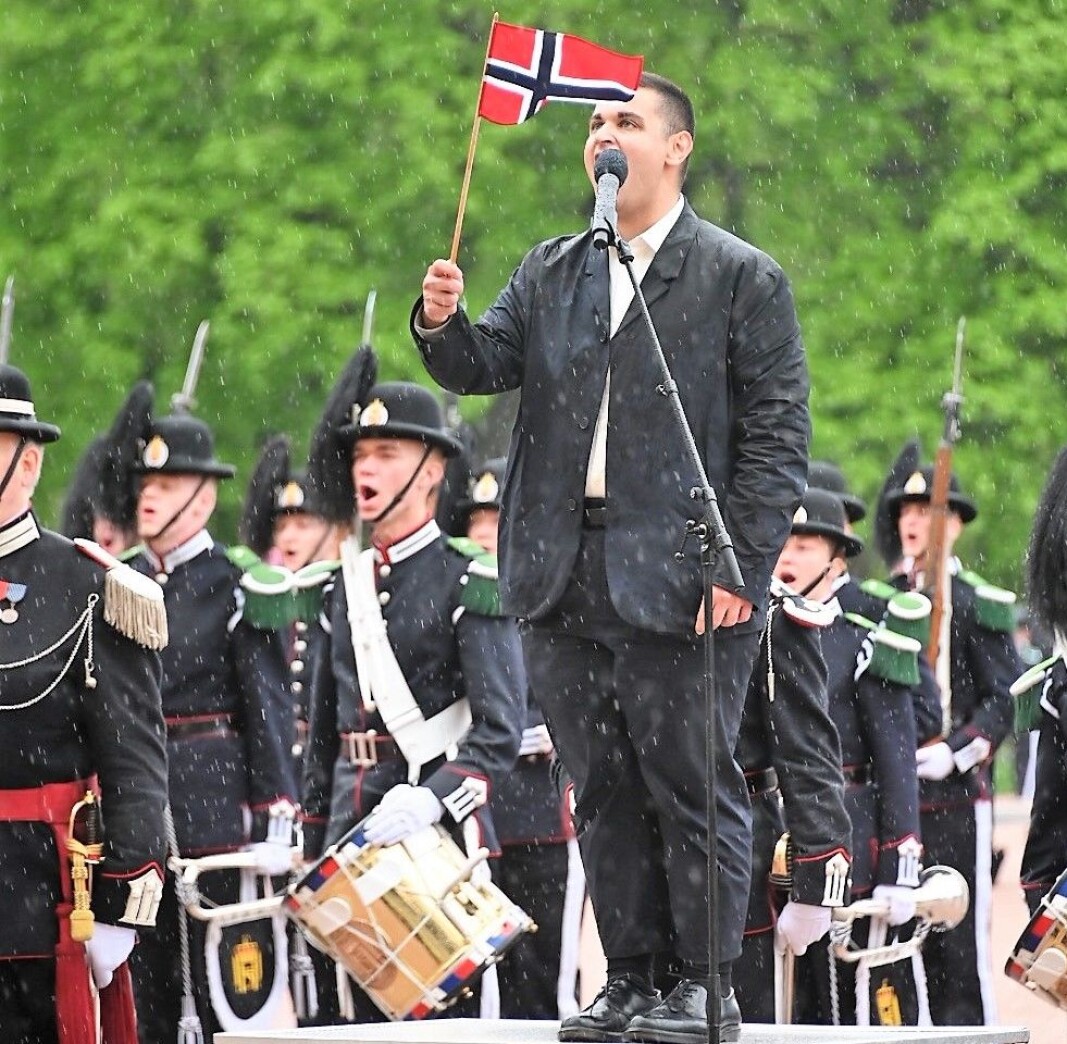 Rauand Ismail holder 17. mai-tale foran Slottet. Rauand Ismail holder 17. mai-tale foran Slottet.
