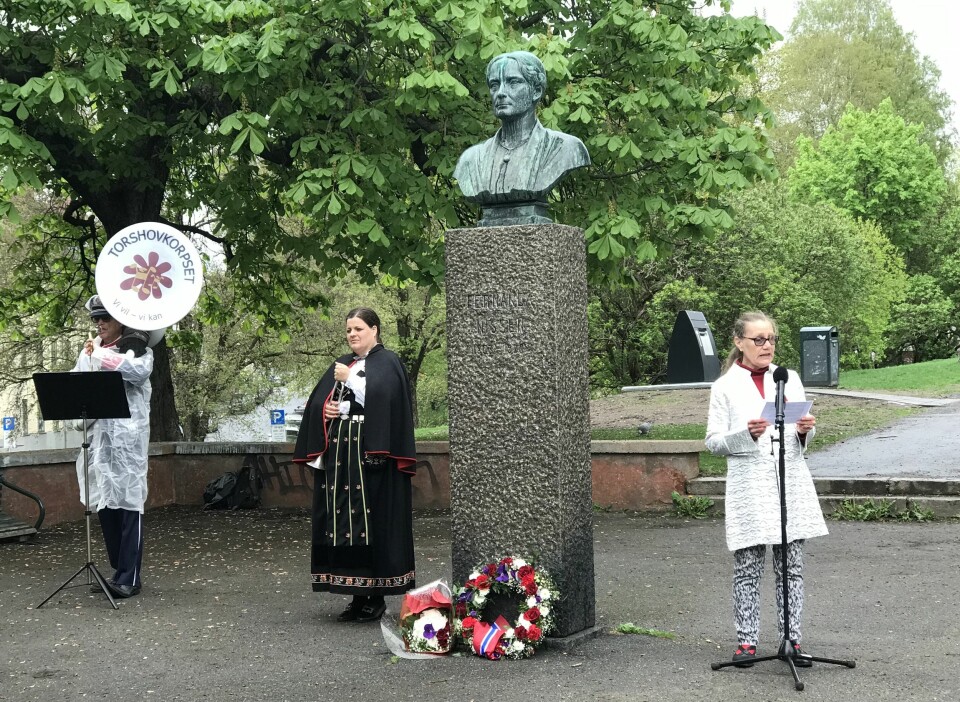 Historiker Bodil Christine Erichsen holder tale ved monumentet over Fernanda Nissen. Foto: Paul Torvik Nilsen