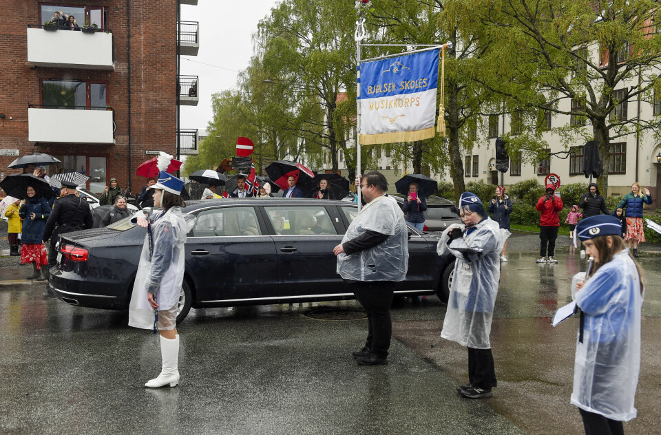 Oslo 20210517. 
Kong Harald og dronning Sonja kjører forbi Sagenehjemmet i Oslo under 17. mai feiringen 2021. På grunn av koronapandemien er det i år en annerledes feiring av nasjonaldagen.
Foto: Annika Byrde / NTB
