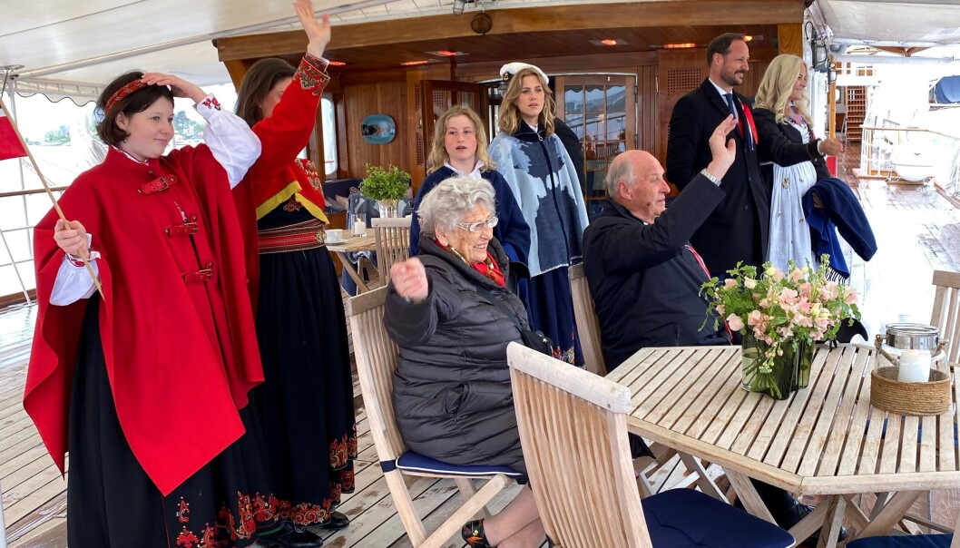 Dronningen knipser i det båtkortesjen fra Oslo seilforening passerer: Fra v. Maud Angelica Behn, prinsesse Märtha Louise, prinsesse Astrid, Emma Tallulah Behn, Leah Isadora Behn, kong Harald, kronprins Haakon og kronprinsesse Mette-Marit. Dronningen knipser i det båtkortesjen fra Oslo seilforening passerer: Fra v. Maud Angelica Behn, prinsesse Märtha Louise, prinsesse Astrid, Emma Tallulah Behn, Leah Isadora Behn, kong Harald, kronprins Haakon og kronprinsesse Mette-Marit.