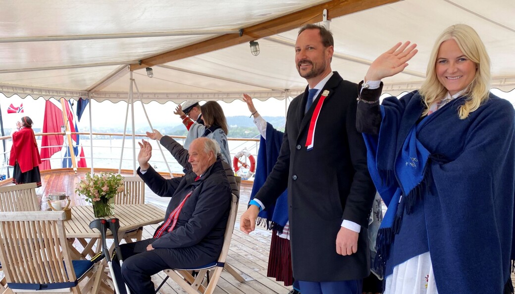 Dronning Sonja fanger øyeblikket der kong Harald, kronprins Haakon og kronprinsesse Mette-Marit hilser alle småbåtene som hyllet kongefamilien på fjorden. Dronning Sonja fanger øyeblikket der kong Harald, kronprins Haakon og kronprinsesse Mette-Marit hilser alle småbåtene som hyllet kongefamilien på fjorden.