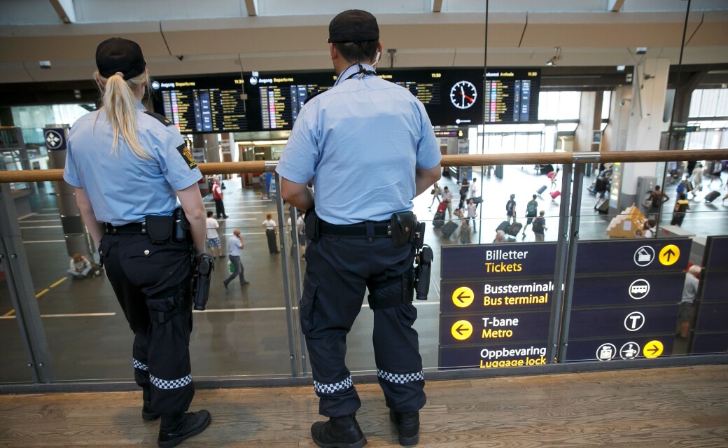 — Det er for tiden stor ansamling av ungdommer på Oslo S. Ungdommer ned i 12-årsalderen som ankommer i gjenger på opptil 20 stykk, sier politiet på kvelden 17. mai. — Det er for tiden stor ansamling av ungdommer på Oslo S. Ungdommer ned i 12-årsalderen som ankommer i gjenger på opptil 20 stykk, sier politiet på kvelden 17. mai.