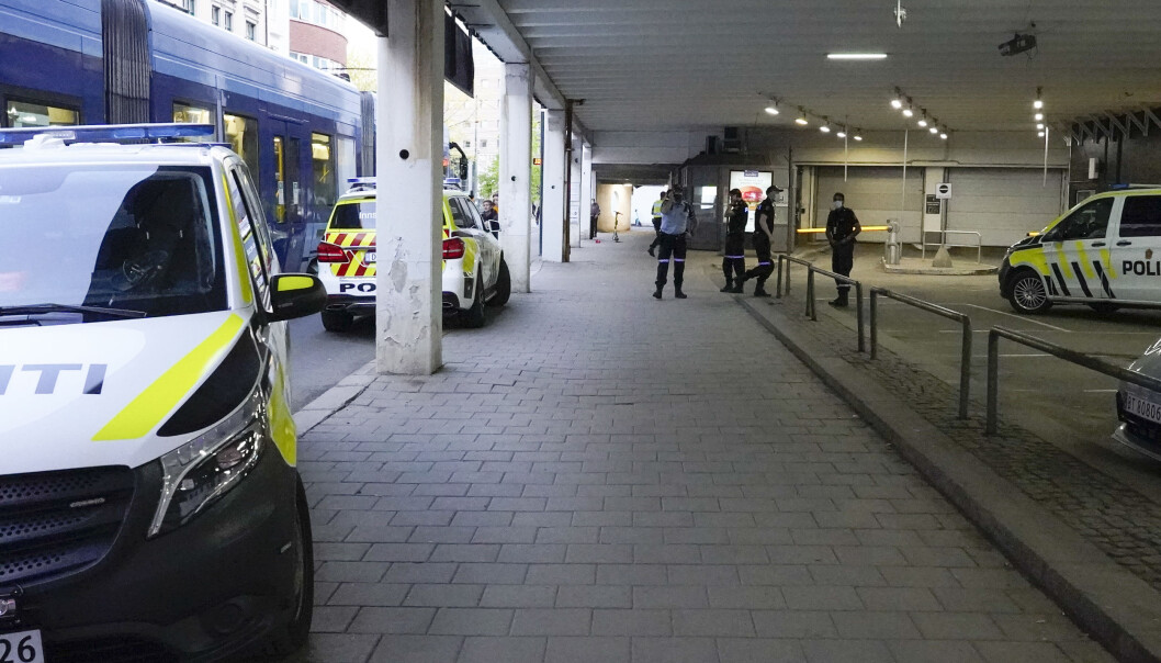 Politiet på stedet etter at en person ble stukket med en skarp gjenstand i Christian Kroghs gate. Politiet på stedet etter at en person ble stukket med en skarp gjenstand i Christian Kroghs gate.
