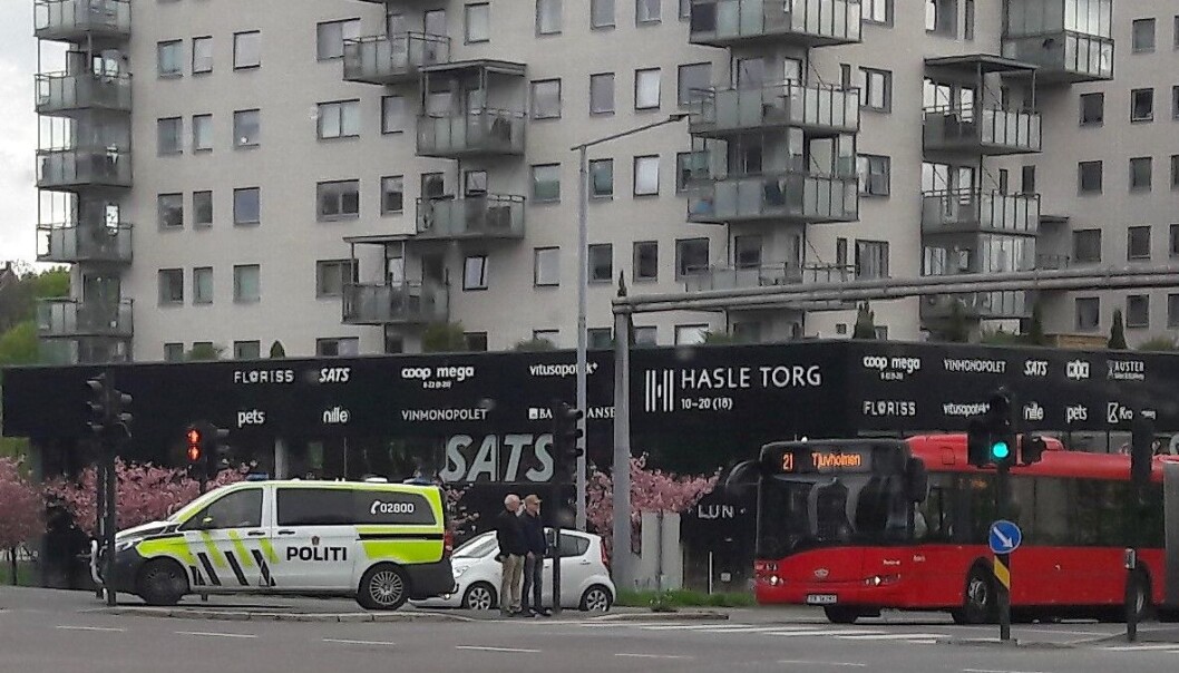 Rett etter ranet sto denne politibilen ved Hasle torg i krysset Økernveien og Grenseveien. Rett etter ranet sto denne politibilen ved Hasle torg i krysset Økernveien og Grenseveien.