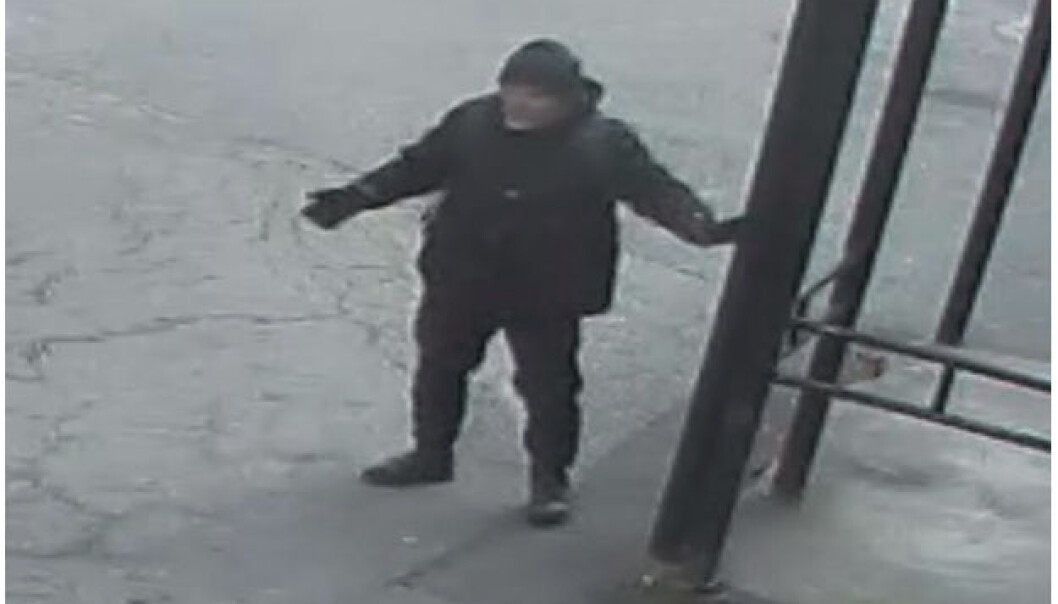 En av de tre antatte ransmennene på Helsfyr. Oslo-politiet ønsker tips fra publikum. En av de tre antatte ransmennene på Helsfyr. Oslo-politiet ønsker tips fra publikum.