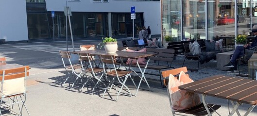 Kaféstoler stjeles og brukes på elsparkesykler. Baker Hansen på Løren frastjålet sju stoler Kaféstoler stjeles og brukes på elsparkesykler. Baker Hansen på Løren frastjålet sju stoler