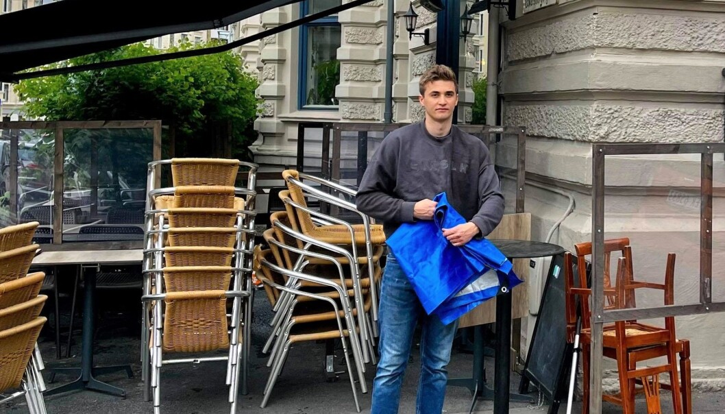 Mens pappa og Vineria Ventidue-innehaver Alessandro Parmeggiani er i karantene stiller sønnen Benjamin (24) opp for at den populære nabolagsrestauranten på Frogner kan gjenåpne. Mens pappa og Vineria Ventidue-innehaver Alessandro Parmeggiani er i karantene stiller sønnen Benjamin (24) opp for at den populære nabolagsrestauranten på Frogner kan gjenåpne.