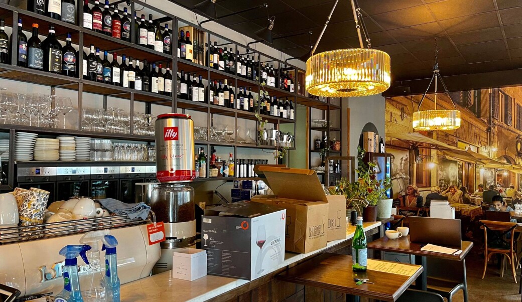 Esker med vinglass, rengjøringsmidler og fylling av kaffemaskin. Slik så den ellers så velordnede Frogner-restauranten Vineria Ventidue ut tirsdag da ansatte jobbet for å klargjøre alt før åpning. Esker med vinglass, rengjøringsmidler og fylling av kaffemaskin. Slik så den ellers så velordnede Frogner-restauranten Vineria Ventidue ut tirsdag da ansatte jobbet for å klargjøre alt før åpning.