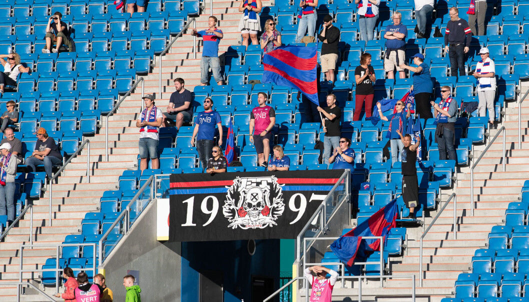 Endelig kan Vålerenga-fansen se fotball live på stadion igjen. Lørdag slippes 50 tilskuere inn på damenes byderby mellom Vålerenga og Lyn. Endelig kan Vålerenga-fansen se fotball live på stadion igjen. Lørdag slippes 50 tilskuere inn på damenes byderby mellom Vålerenga og Lyn.