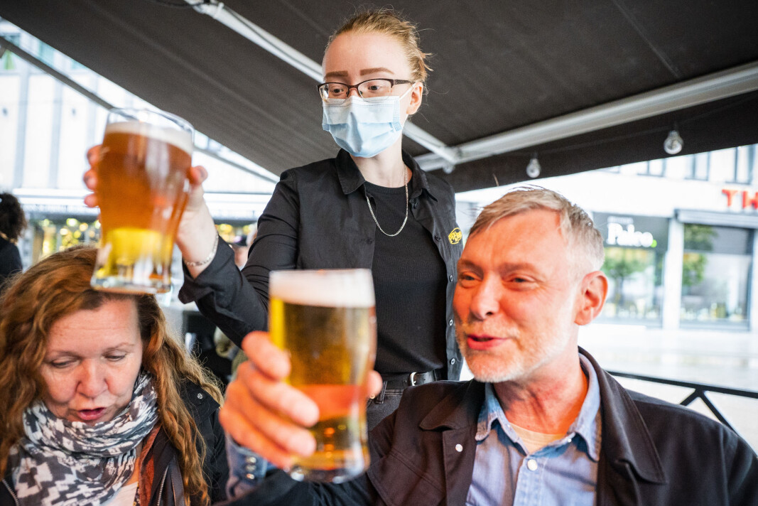 Servitør Ingrid Elise Bye har vært permittert i over et halvt år, men er endelig tilbake på jobb på puben Per på Hjørnet i Oslo sentrum. Her serverer hun øl til May Pedersen og Jan Øyvind Carlsen. Servitør Ingrid Elise Bye har vært permittert i over et halvt år, men er endelig tilbake på jobb på puben Per på Hjørnet i Oslo sentrum. Her serverer hun øl til May Pedersen og Jan Øyvind Carlsen.