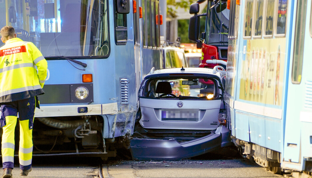 En personbil ble torsdag morgen klemt mellom to trikker i Grefsenveien i Oslo. Personen i bilen fremstår uskadd, ifølge politiet. En personbil ble torsdag morgen klemt mellom to trikker i Grefsenveien i Oslo. Personen i bilen fremstår uskadd, ifølge politiet.