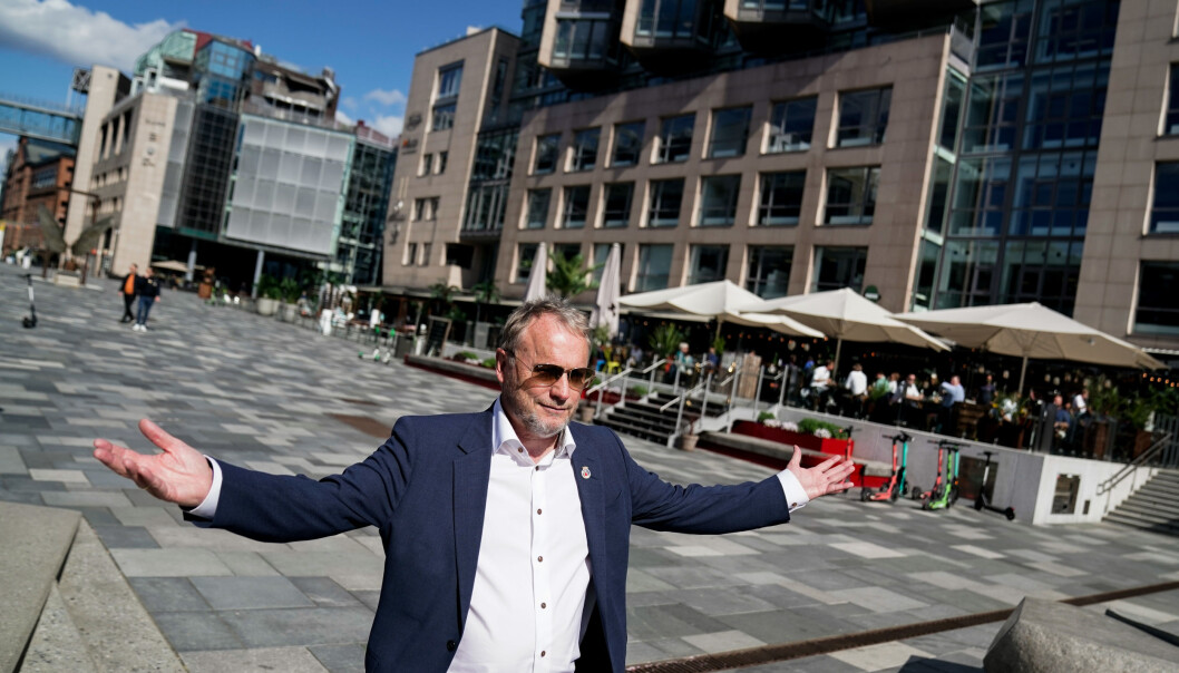 Byrådsleder i Oslo Raymond Johansen er ute og går på Aker Brygge i Oslo. Glad for å se at byen fylles opp med mennesker igjen. Foto: Stian Lysberg Solum / NTB Byrådsleder i Oslo Raymond Johansen er ute og går på Aker Brygge i Oslo. Glad for å se at byen fylles opp med mennesker igjen. Foto: Stian Lysberg Solum / NTB