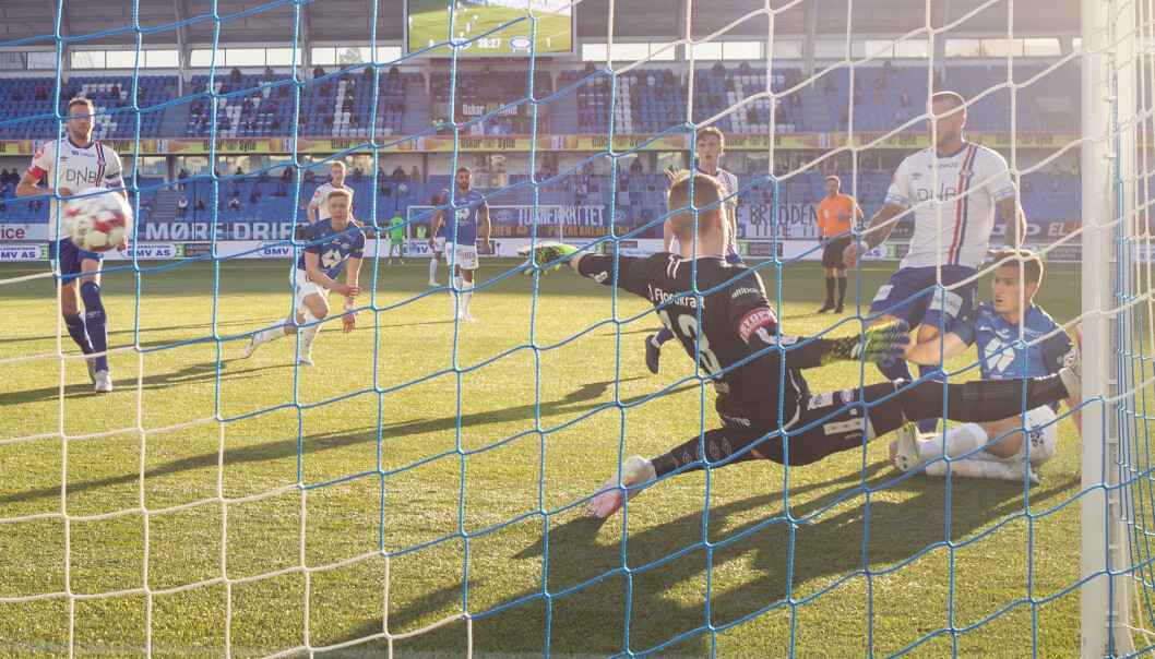 Kristoffer Haugen setter inn 1-1 for Molde forbi VIF-keeper Kristoffer Klaesson. Kristoffer Haugen setter inn 1-1 for Molde forbi VIF-keeper Kristoffer Klaesson.
