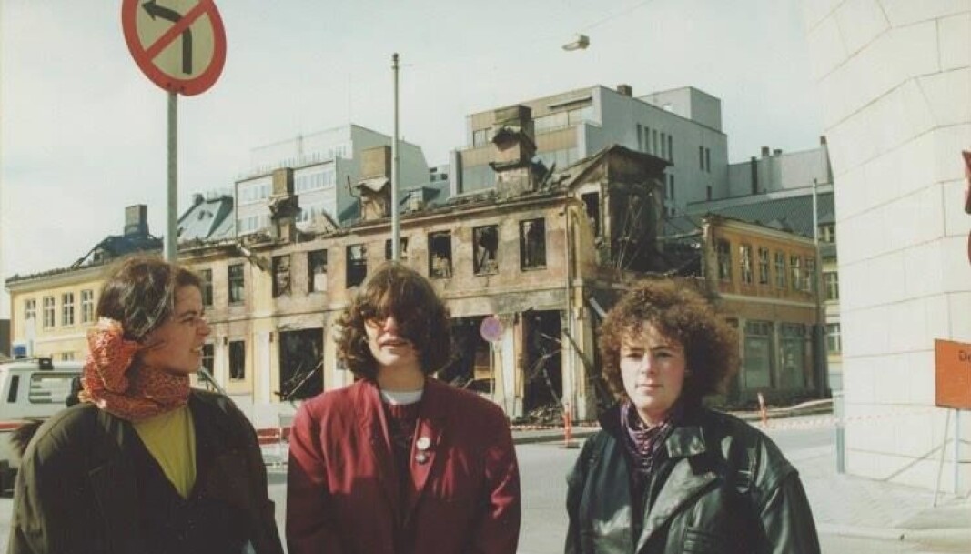 I 1990 brant Kvinnehuset ned. Men det ble bygd opp igjen. I 1990 brant Kvinnehuset ned. Men det ble bygd opp igjen.