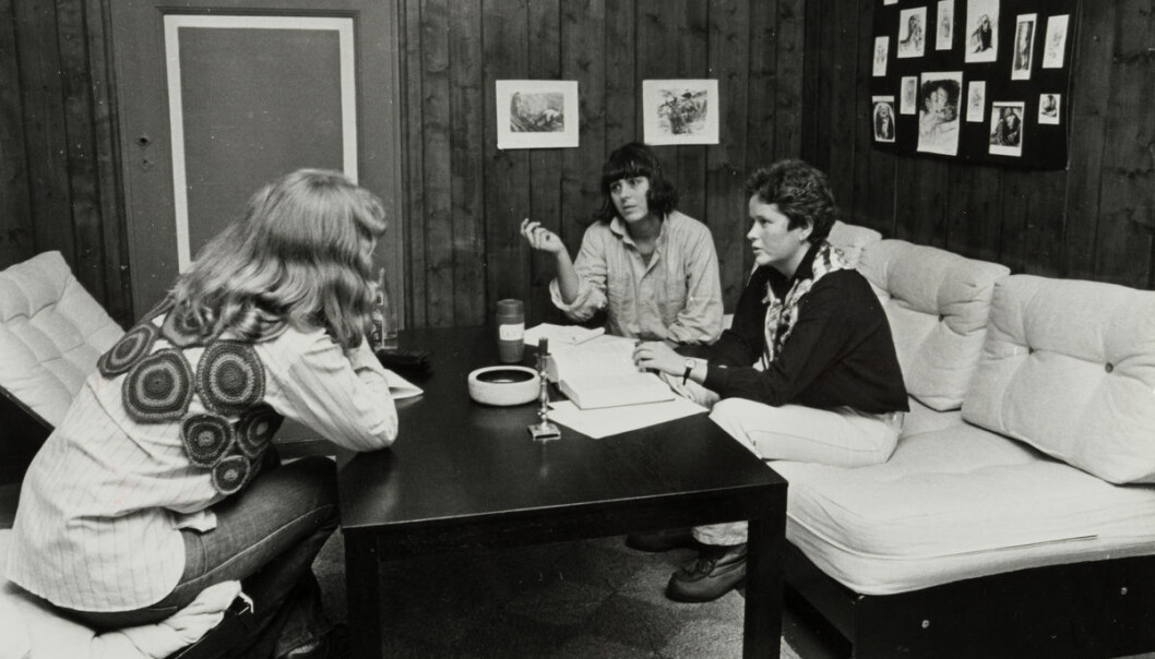 Kvinnehuset. Jus-studentene Jannicke Bain og Inger-Johanne Rystad gir gratis Juridisk Rådgivning for kvinner. Desember 1978 Kvinnehuset. Jus-studentene Jannicke Bain og Inger-Johanne Rystad gir gratis Juridisk Rådgivning for kvinner. Desember 1978