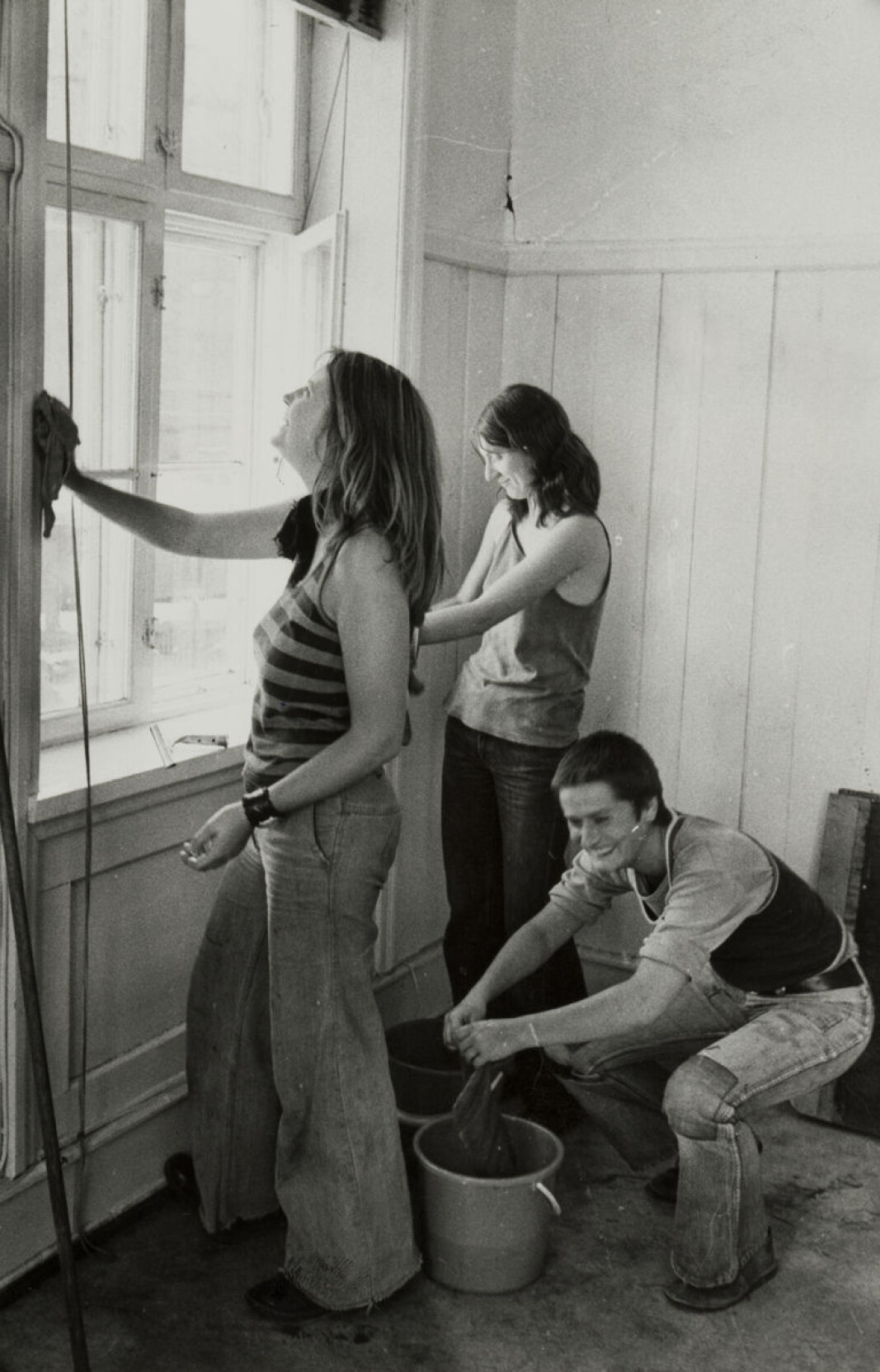 Kvinnehuset. Pia, Lise og Inge stilte til dugnadsinnsats. Juli 1975 Kvinnehuset. Pia, Lise og Inge stilte til dugnadsinnsats. Juli 1975