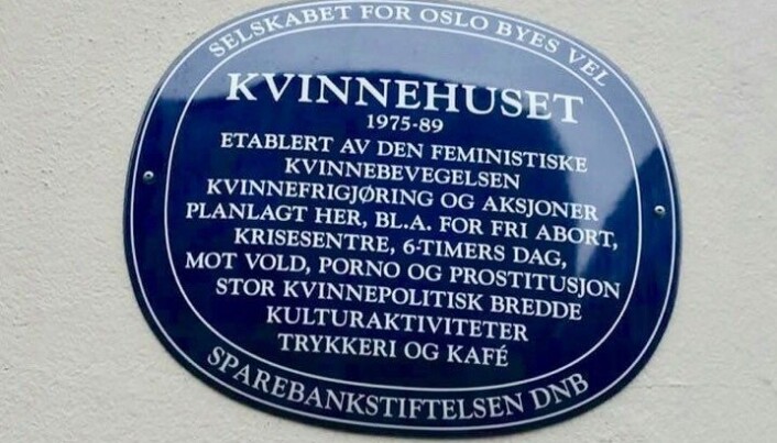 I dag henger et blått skilt fra Oslo byes vel på fasaden. I dag henger et blått skilt fra Oslo byes vel på fasaden.