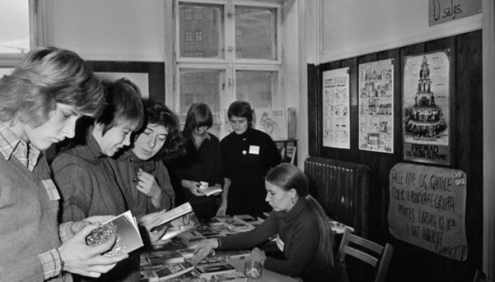 Yrende liv på Kvinnehusets åpningsdag i desember 1975. Yrende liv på Kvinnehusets åpningsdag i desember 1975.