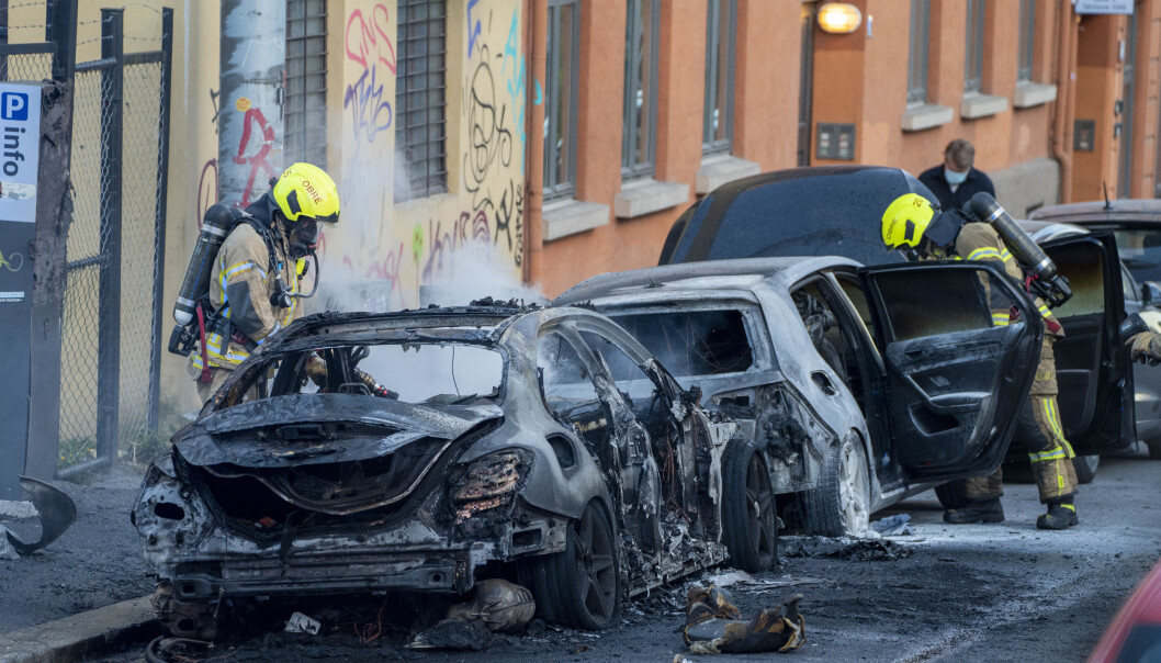 To biler stod i brann i Smedgata på Enerhaugen fredag kveld. To biler stod i brann i Smedgata på Enerhaugen fredag kveld.