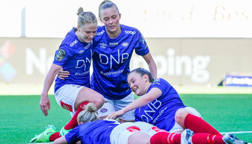 Elise Thorsnes (liggende) scoret to av målene i 6-0 seieren over Avaldsnes. Vålerenga-damene har til gode å avgi poeng hittil i sesongen.