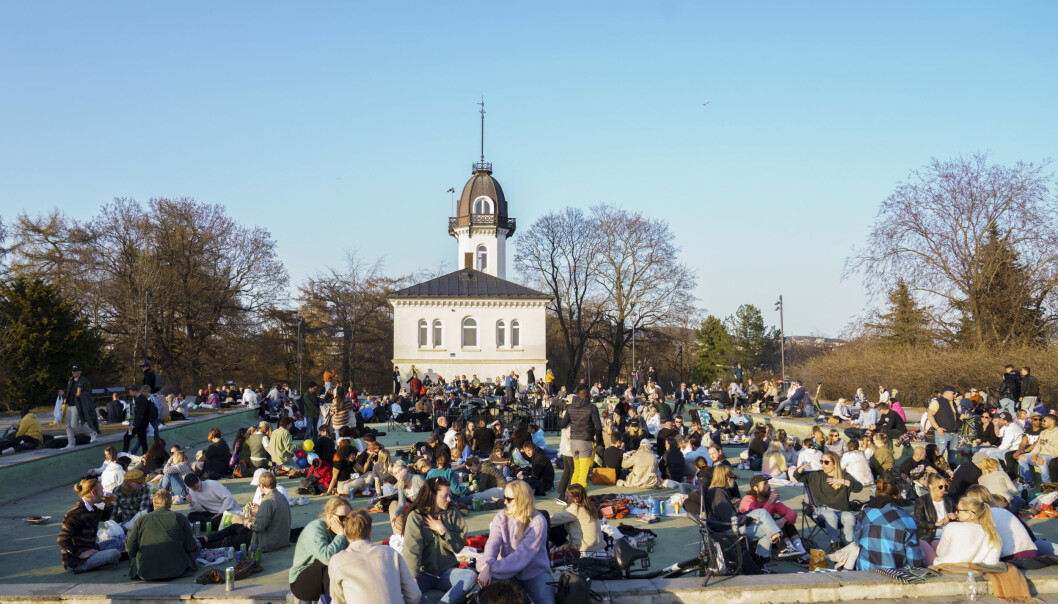Tusenvis kom sammen på St. Hanshaugen, natt til søndag. Her fra april. Tusenvis kom sammen på St. Hanshaugen, natt til søndag. Her fra april.