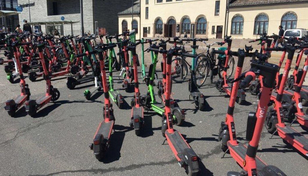 Elsparkesykkelkaos ved trikkeholdeplassen mellom Aker brygge og Rådhusplassen lørdag. Mange tok elsparkesykler til fergene. Elsparkesykkelkaos ved trikkeholdeplassen mellom Aker brygge og Rådhusplassen lørdag. Mange tok elsparkesykler til fergene.