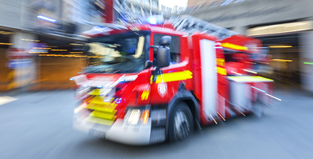 Brannbil under utrykning kan hindres av badegjester som parkerer lite hensynsfullt. Både politi og Bymiljøetaten er nå ved Groruddammen «hvor det er bom stopp», ifølge politiet på Twitter. Brannbil under utrykning kan hindres av badegjester som parkerer lite hensynsfullt. Både politi og Bymiljøetaten er nå ved Groruddammen «hvor det er bom stopp», ifølge politiet på Twitter.