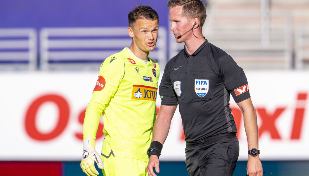 Dommer Kristoffer Hagenes kom i fokus under eliteseriekampen mellom Vålerenga og Sandefjord i Oslo. Her med Sandefjords keeper Jacob Storevik (t.v.) Foto: Terje Pedersen / NTB Dommer Kristoffer Hagenes kom i fokus under eliteseriekampen mellom Vålerenga og Sandefjord i Oslo. Her med Sandefjords keeper Jacob Storevik (t.v.) Foto: Terje Pedersen / NTB