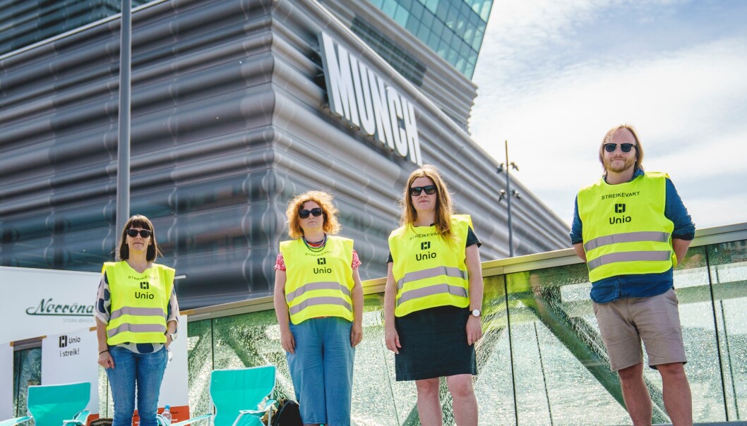 Fra v; Kristin Halaas, Barbara Ida de Haan, hovedtillitsvalgt Trine Otte Bak Nielsen og Christer Vinje Gimse står streikevakt utenfor Munchmuseet i Bjørvika. Fra v; Kristin Halaas, Barbara Ida de Haan, hovedtillitsvalgt Trine Otte Bak Nielsen og Christer Vinje Gimse står streikevakt utenfor Munchmuseet i Bjørvika.