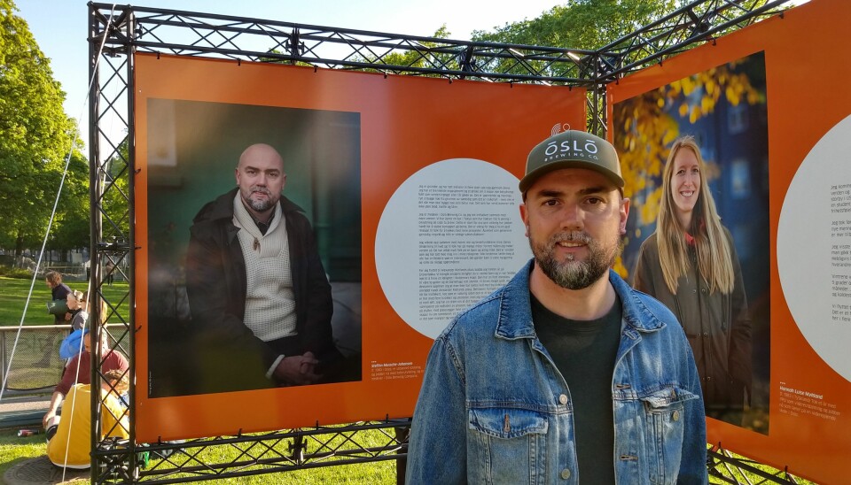 Steffen Mussche-Johansen (41) foran portrettet av seg selv ved Alexander Kiellands plass.