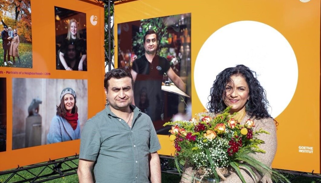Suleyman Ortac eier Kiellands blomster og er portrettert av Iffit Qureshi (til h.). Selvsagt hadde Ortac med seg en nydelig bukett til Iffit under åpningen av utstillingen. Suleyman Ortac eier Kiellands blomster og er portrettert av Iffit Qureshi (til h.). Selvsagt hadde Ortac med seg en nydelig bukett til Iffit under åpningen av utstillingen.