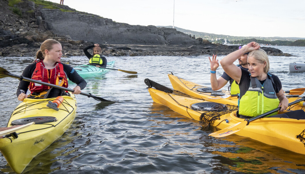 Instruktør Stein Hagen og Tuva Wallstad Stenersen (15) gir gode råd til de kongelige padlerne. Foto: Heiko Junge / NTB Instruktør Stein Hagen og Tuva Wallstad Stenersen (15) gir gode råd til de kongelige padlerne. Foto: Heiko Junge / NTB