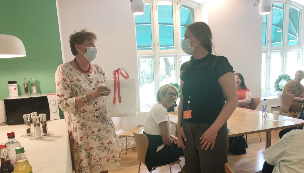 Tirsdag var dagen før dagen for ordfører Marianne Borgen (SV), som fyller 70 år i dag, onsdag 2. juni. Det hadde ikke gått Leieboerforeningen helt hus forbi, og gave ble overrakt av Mari Løken. Tirsdag var dagen før dagen for ordfører Marianne Borgen (SV), som fyller 70 år i dag, onsdag 2. juni. Det hadde ikke gått Leieboerforeningen helt hus forbi, og gave ble overrakt av Mari Løken.