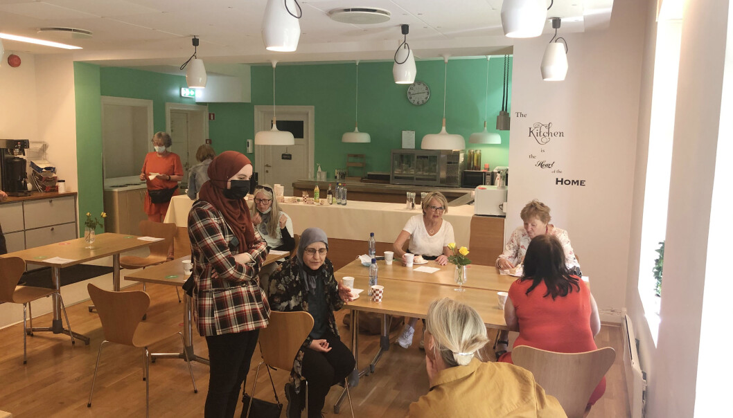 Interimstyremedlem Hajar Benhammou og Aicha Benhammou i samtale med Boligbyggs Marit Jakobsen Leganger, i bakgrunnen andre styremedlemmer i prat med ordføreren. Interimstyremedlem Hajar Benhammou og Aicha Benhammou i samtale med Boligbyggs Marit Jakobsen Leganger, i bakgrunnen andre styremedlemmer i prat med ordføreren.
