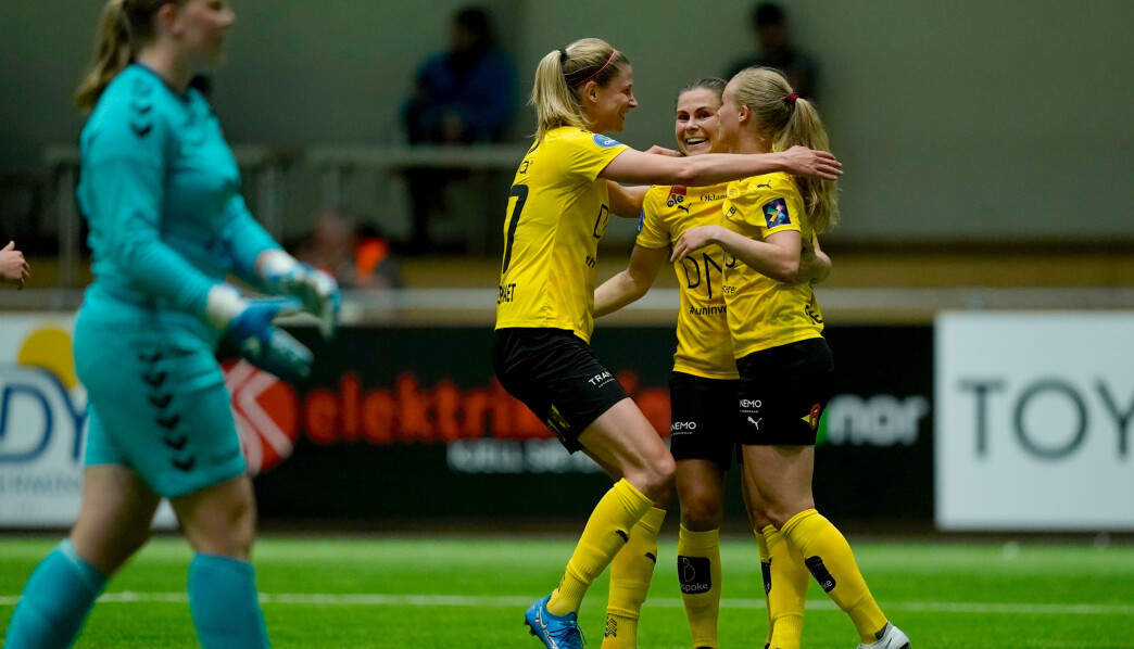 LSKs Nora Eide Lie blir gratulert etter 2-1 scoringen under Toppserien i fotball for kvinner mellom LSK Kvinner og Lyn i LSK hallen.Foto: Stian Lysberg Solum / NTB LSKs Nora Eide Lie blir gratulert etter 2-1 scoringen under Toppserien i fotball for kvinner mellom LSK Kvinner og Lyn i LSK hallen.Foto: Stian Lysberg Solum / NTB