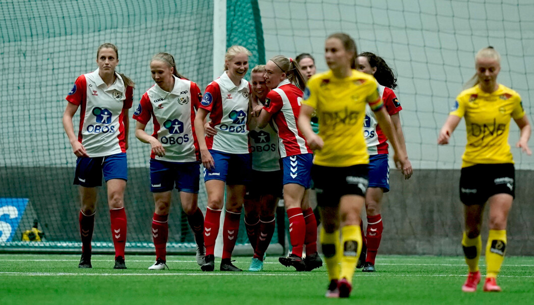 Lyn-spillerne gratulerer Sofie Mykkeltveit Tunes med 0-1 scoringen under Toppserien i fotball for kvinner mellom LSK Kvinner og Lyn i LSK hallen.Foto: Stian Lysberg Solum / NTB Lyn-spillerne gratulerer Sofie Mykkeltveit Tunes med 0-1 scoringen under Toppserien i fotball for kvinner mellom LSK Kvinner og Lyn i LSK hallen.Foto: Stian Lysberg Solum / NTB
