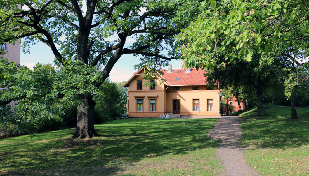 Gamle Villa Furulund ligger rett overfor det travle krysset på Carl Berner. Omkranset av en vakker, frodig liten park hvor det til vanlig står utplassert mange fine skulpturer. Gamle Villa Furulund ligger rett overfor det travle krysset på Carl Berner. Omkranset av en vakker, frodig liten park hvor det til vanlig står utplassert mange fine skulpturer.