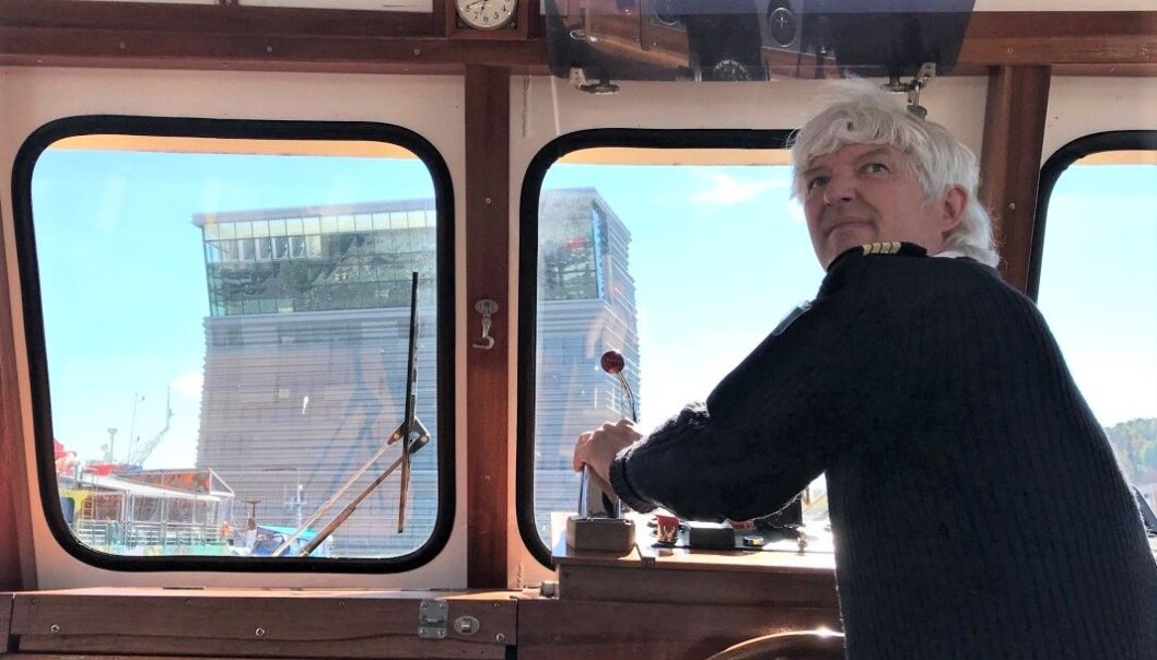 Skipper Helge Hafstad - med fartstid gjennom 30 år - styrer skuta på jomfruturen fredag 28. mai. Her under første utseiling med snuoperasjon mellom Munchmuseet og kultur- og badstuarenaen Salt på Revierkaia. Skipper Helge Hafstad - med fartstid gjennom 30 år - styrer skuta på jomfruturen fredag 28. mai. Her under første utseiling med snuoperasjon mellom Munchmuseet og kultur- og badstuarenaen Salt på Revierkaia.