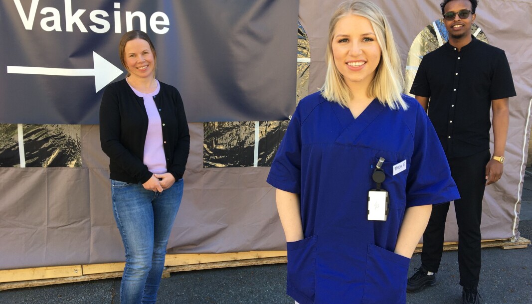 Fra venstre: Vaksinekoordinator Anne Kristine Tronhus Olsen, nytilsatt konsulent Thea Emilie Sørnes og prosjektkoordinator fra Ideelt, Liban Salad. Fra venstre: Vaksinekoordinator Anne Kristine Tronhus Olsen, nytilsatt konsulent Thea Emilie Sørnes og prosjektkoordinator fra Ideelt, Liban Salad.
